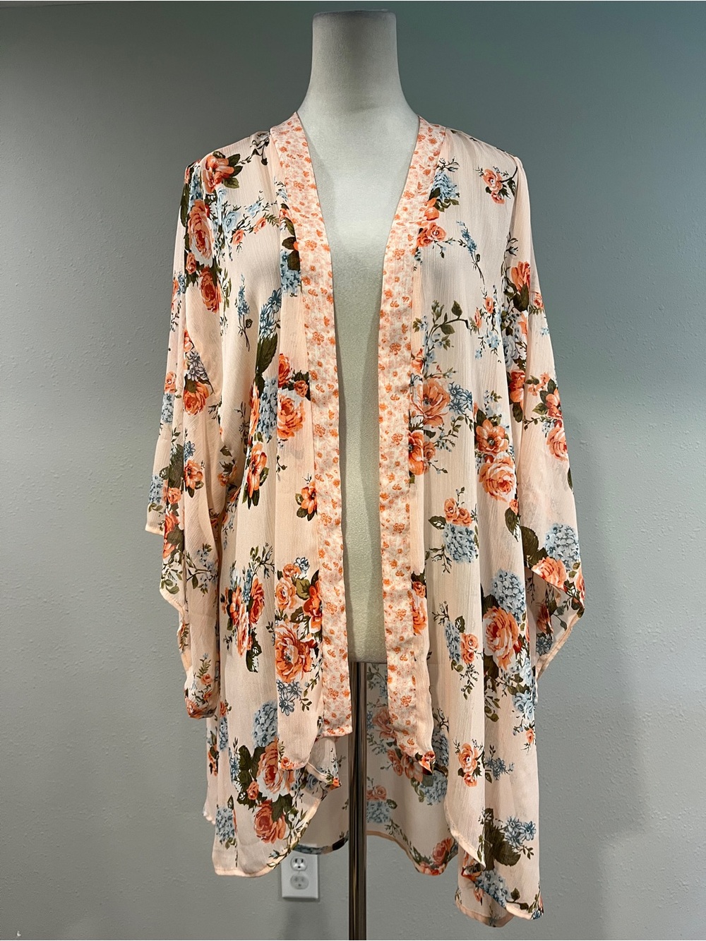 B.O.G. Collective Floral Peach & Blue Lightweight‎ open front Kimono size small